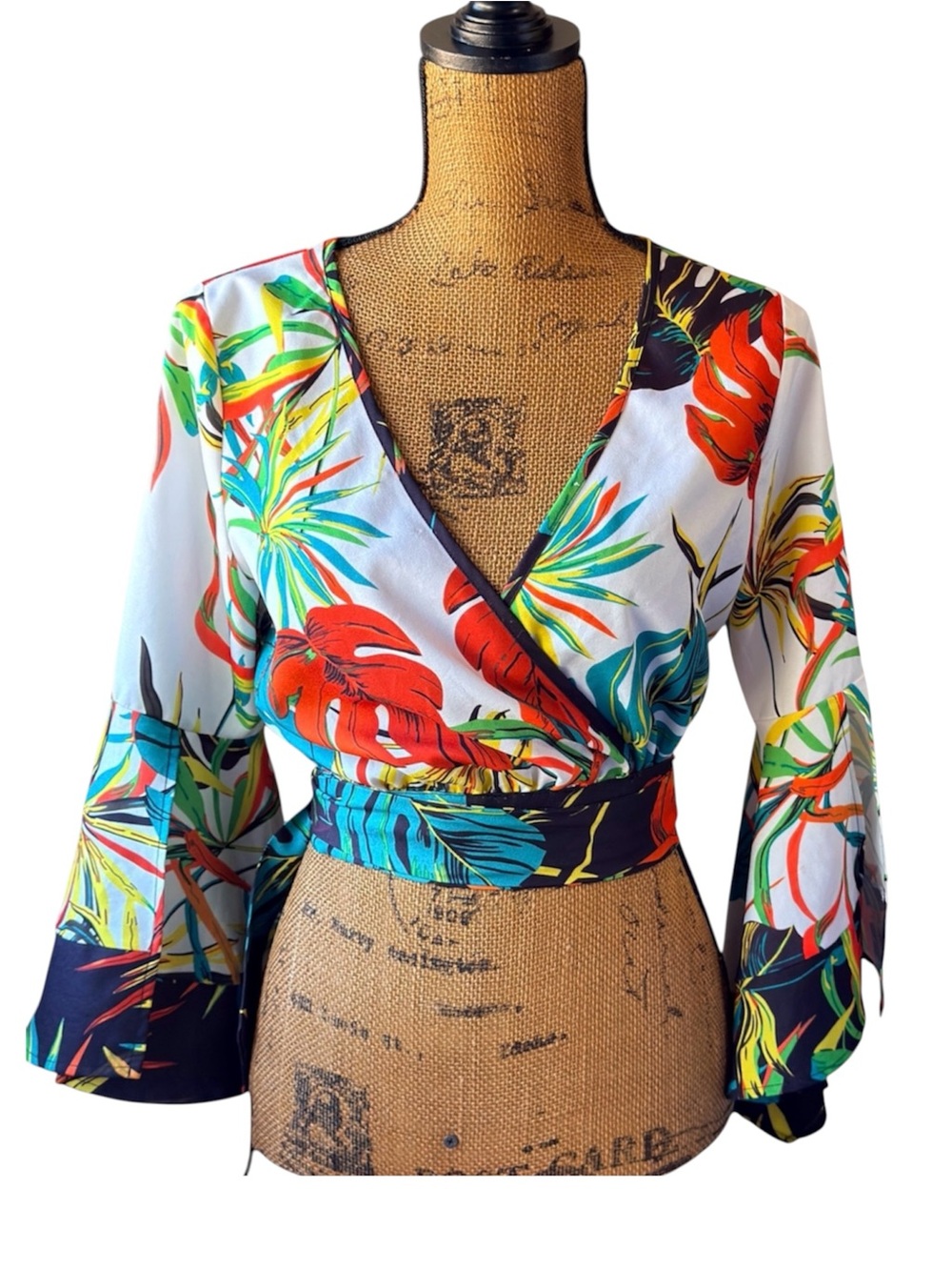 Fashion Nova white tropical wrap top w/open bell sleeve Women’s medium | ii1